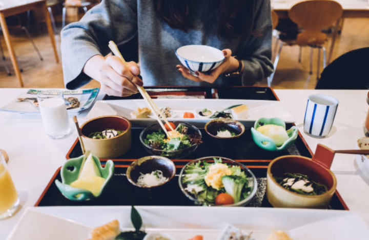 Nourriture Japonaise Sur Le Fond En Bois De Vue Supérieur Vecteurs